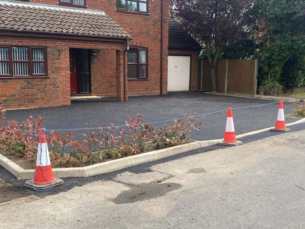 This is a newly installed tarmac driveway just installed by Olney Driveways